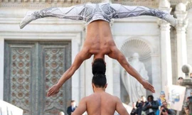 Nghệ sĩ xiếc Việt chồng đầu leo 90 bậc thang phá kỷ lục thế giới