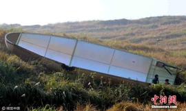 Hai mảnh vỏ bảo vệ của vệ tinh Phong Vân 4 được phát hiện trên cánh đồng ở huyện Toại Xuyên, tỉnh Giang Tây, Trung Quốc, China News hôm nay đưa tin. Ảnh: China News.