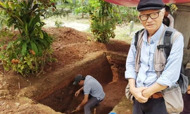 Nhà nghiên cứu Nguyễn Đắc Xuân bên hố khảo cổ của Viện Khảo cổ học đang tiến hành tìm dấu tích triều Tây Sơn và lăng mộ vua Quang Trung tại gò Dương Xuân, phường Trường An, TP Huế ngày 9/10/2016.