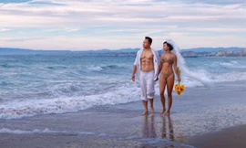 Diễn viên - ca sĩ thập niên 1990 diện bikini cùng chồng sắp cưới chụp ảnh trên bờ biển tại Mỹ. Ảnh: FBNV.