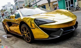 Đây là chiếc McLaren 570S đầu tiên tại Việt Nam, về nước cuối tháng 6 năm nay. Chủ nhân của siêu xe này là thiếu gia phố núi Cường Đô La. Sau đó, doanh nhân Quốc Cường đem bán McLaren để mua về chiếc Ferrari F12. 