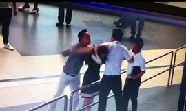 Video 'hot' nhất tuần: Khách đánh nhân viên hàng không nhập viện