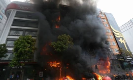 VIDEO: Cảnh sát gồng mình chữa cháy quán karaoke