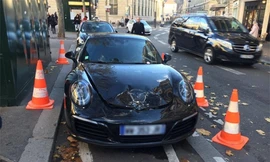 Mẫu xe thể thao bị bỏ lại bên đường với chiếc nắp cốp hư hỏng do vụ nổ. Ảnh: DR.