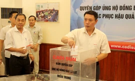 Lãnh đạo Công ty CADI-SUN quyên góp ủng hộ đồng bào bị ảnh hưởng của lũ lụt ở miền Trung.