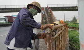 Các đơn vị bảo trì đường bộ được yêu cầu đảm bảo mặt đường thông thoáng, êm thuận, sạch sẽ trong dịp Tết (ảnh chụp công nhân sơn sửa lan can đường trên QL 5). Ảnh: Sỹ Lực.