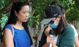 NSƯT Trịnh Kim Chi ở bên Minh Anh trong lễ giỗ Lê Công Tuấn Anh. Ảnh: Lữ Đắc Long.