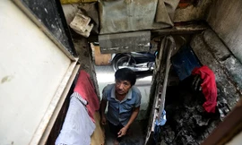 Căn nhà 9 m2 của ông được một mạnh thường quân hứa sẽ thiết kế lại để trời mưa không bị dột, nắng không tạt vào. Ảnh: Lê Quân.