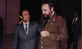 Ông Nguyễn Đình Bin và Lãnh tụ Cuba Fidel Castro.