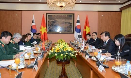 Tướng Nguyễn Chí Vịnh đối thoại cùng người đồng cấp Hàn Quốc