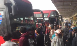 Ước tính sơ bộ khoảng 100 lượt xe từ chối đón khách khiến nhiều người không được phục vụ nhu cầu đi lại, ùn ứ trong bến.