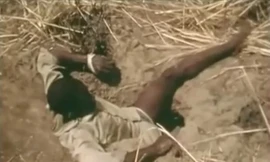 Thợ săn châu Phi dùng chân làm mồi bắt trăn