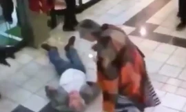 Cụ ông 84 tuổi bị nằm trên sàn sau khi tung cước đốn ngã tên trộm vị thành niên. Ảnh: Telegraph.