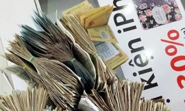 Dùng hơn 21 triệu đồng tiền lẻ đi mua iPhone 7