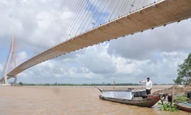 Ông Bùi Minh Tâm chỉ nơi các nạn nhân thường xuyên nhảy cầu tự vẫn.