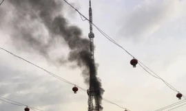 Hiện trường vụ cháy tháp truyền hình tỉnh Tuyên Quang chiều nay (17/10) khiến nhiều người hoảng hốt.