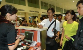 Hành khách làm thủ tục tại sân bay Tân Sơn Nhất.