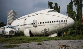 Lô đất trống ở đường Ramkhamhaeng, phía đông thủ đô Bangkok, được người dân địa phương gọi là "nghĩa địa máy bay", theo Guardian.