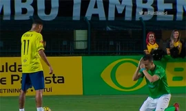 Fred quỳ lạy trước mặt Neymar.