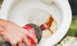 Tẩy trắng bồn cầu chỉ bằng một lon nước ngọt