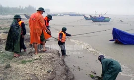 Theo chân bộ đội cứu dân vùng lũ lụt