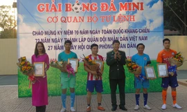 Chiến sĩ biên phòng thi tài đá bóng