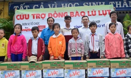 Đại diện Cty Nestlé trao quà cho các em học sinh ở trường TH Võ Thị Sáu, xã Hòa Thành.