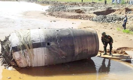 Một binh sĩ đứng cạnh vật thể kim loại lớn rơi xuống mỏ đá cẩm thạch. Ảnh: MyanmarTimes.