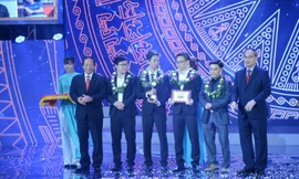 Chủ tịch Mặt Trận tổ quốc Việt Nam Nguyễn Thiện Nhân và Bộ trưởng Bộ Thông tin và Truyền thông Trương Minh Tuấn trao giải cho nhóm tác giả đoạt giải.