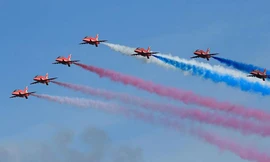 Một màn trình diễn của phi đội Red Arrows. Ảnh: AFP.