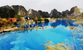 Hồ nước được bao bọc bởi dãy núi đá vôi Trại Sơn.