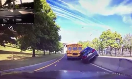 BMW leo dải phân cách vì vượt liều