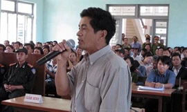 Ông Cao Văn Hùng tại phiên tòa phúc thẩm (lần 2) “vụ án vườn điều”, ngày 10/3/2005.