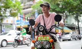 Tấn Beo sống bình dị, thân thiện nên người bán vé số cũng thân thiết với anh. Ảnh: Nguyễn Bá Ngọc.