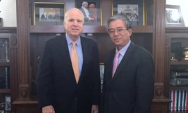 Đại sứ Phạm Quang Vinh trong cuộc gặp với Thượng nghị sỹ John McCain. Ảnh: Báo Tin Tức.
