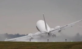 Máy bay chao đảo vì gió lớn trên đường băng Czech