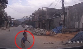 Bé trai băng qua đường bị ô tô tông ngã lộn nhiều vòng