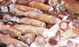 Lực lượng chức năng tháo đầu nổ số đạn pháo.