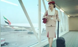 Vũ Nguyễn Phương Nhi trong trang phục tiếp viên hàng không của hãng Emirates.