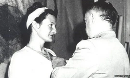 Virginia Hall khi nhận huân chương sau chiến tranh. Ảnh: BBC.