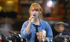 Cô gái 21 tuổi sở hữu gương mặt thanh tú cùng giọng ca đằm thắm.