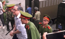 Ông Phạm Công Danh vào phòng xử án sáng nay 27/12. Ảnh: Tân Châu.