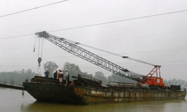 Xà lan đứt neo trôi tự do trên sông.