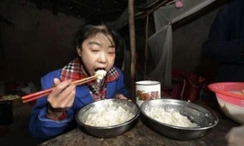 Cô bé không có cha mẹ, 10 năm trước, một người đàn ông độc thân tại ngôi làng nhỏ ven thành phố Trùng Khánh nhặt được bé đem về nuôi. Mỗi ngày bé ăn 8 bữa, cứ hai ngày lại ăn hết 5 kg gạo.