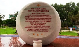 Bia chiến công khắc ghi lại bài thơ do Bác Hồ viết tặng 11 cô gái sông Hương anh hùng. 