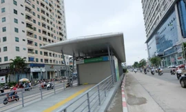 Nhà chờ và đường bê tông dành riêng của buýt nhanh BRT đoạn đi trên đường Lê Văn Lương.