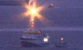 Tàu hải quân Anh HMS Sabre bắn pháo sáng cảnh báo tàu khảo sát Tây Ban Nha ngoài khơi Gibraltar. Ảnh: Mirror.