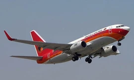 Máy bay hạ cánh khẩn cấp vì nhân viên vận chuyển bị kẹt