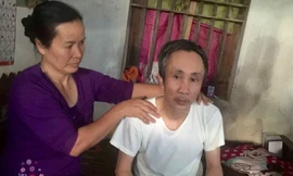 Ông Hàn Đức Long vừa trở về nhà và được vợ chăm sóc sau 11 năm ngồi tù oan. Ảnh: Bá Đoàn.