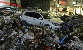 Chiếc Zotye ngập trong rác, tốn 206 USD thuê xe nâng đưa ra ngoài.